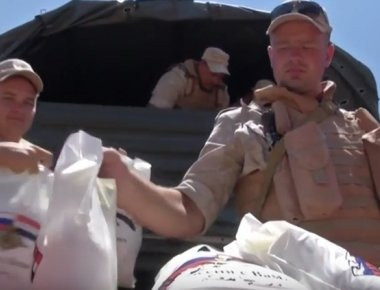 Το χαμόγελο επέστρεψε στους κατοίκους της Χομς: Ρώσοι στρατιώτες μοίρασαν ανθρωπιστική βοήθεια (βίντεο)